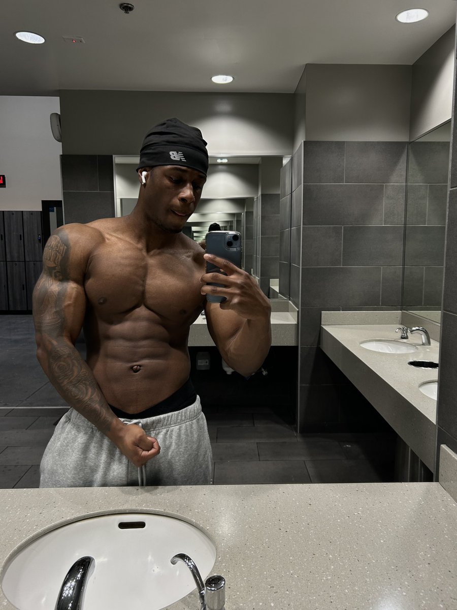 jaydadon43's tweet photo. Yall see da vein jumping out 👀 https://t.co/ltEyyERLji