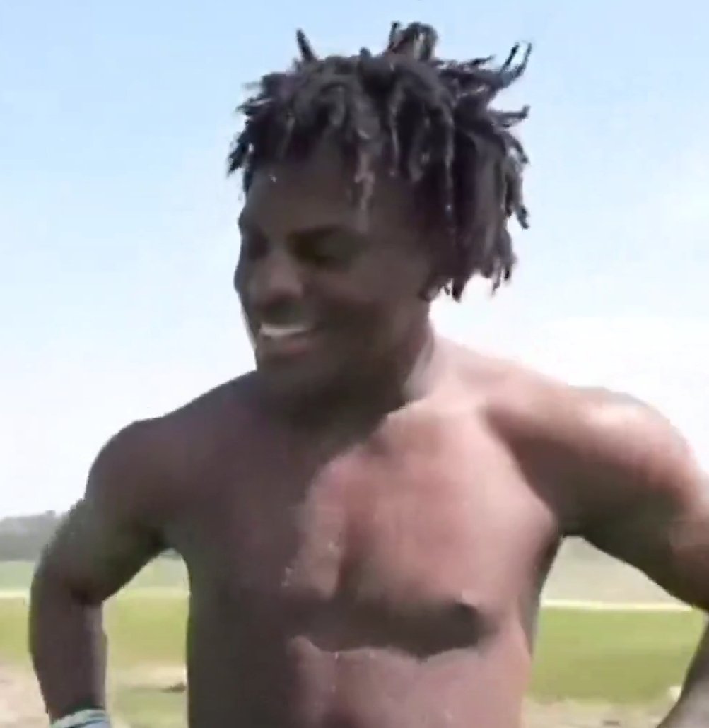 LuJesse26187's tweet photo. @celeb_eggplant Speed was really looking at his meat.. https://t.co/XhiOmAueFE