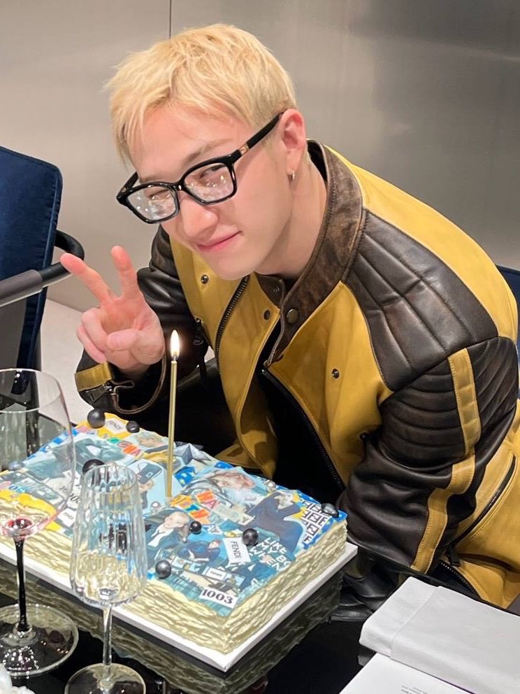 sselkiez's tweet photo. blond and glasses is my ultimate weakness 😭😭 https://t.co/XJ7YUX9TBT