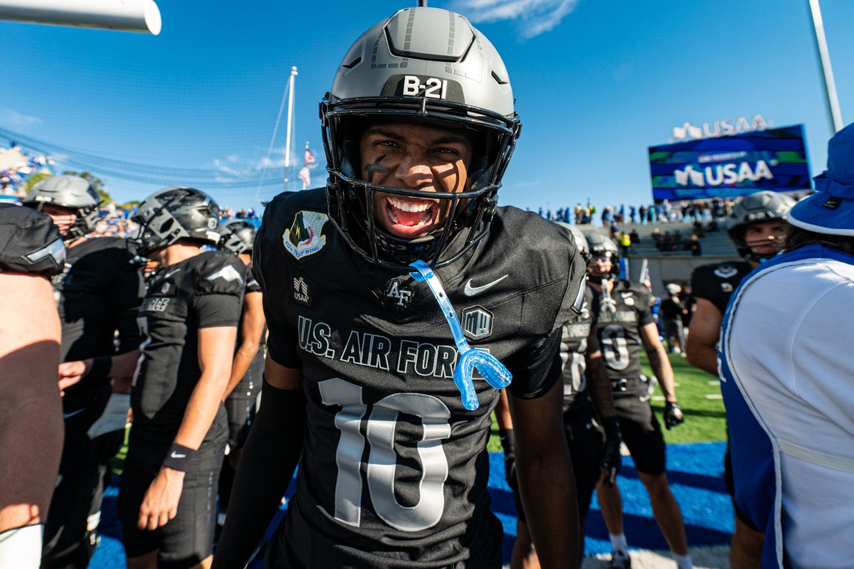 af_academy's tweet photo. ⚡ 𝗔𝗶𝗿 𝗙𝗼𝗿𝗰𝗲 𝘃𝘀. 𝗡𝗮𝘃𝘆 ⚓

The rivalry is heating up at Falcon Stadium.

One half down. One more to sink Navy. 🏈

#USAFA #GoFalcons #SinkNavy #CollageGameDay #FlyFightWin

@AFGlobalStrike https://t.co/ctmhXcy1Kd