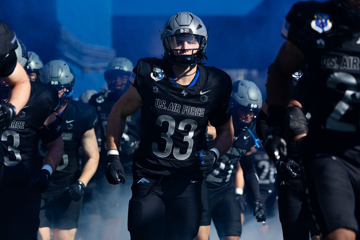 af_academy's tweet photo. ⚡ 𝗔𝗶𝗿 𝗙𝗼𝗿𝗰𝗲 𝘃𝘀. 𝗡𝗮𝘃𝘆 ⚓

The rivalry is heating up at Falcon Stadium.

One half down. One more to sink Navy. 🏈

#USAFA #GoFalcons #SinkNavy #CollageGameDay #FlyFightWin

@AFGlobalStrike https://t.co/ctmhXcy1Kd