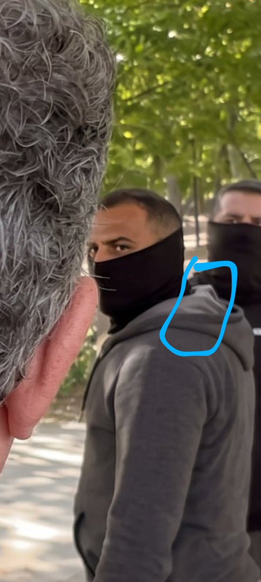FredericTiber's tweet photo. 🚨 Ce policier ne semble pas simplement faire usage de la force :
il semble prendre❌️ plaisir l’affrontement.
❌️Frapper et gazer la personne de cette manière donne l’impression qu’il se sert de son uniforme pour assouvir sa violence et ses frustrations https://t.co/RUSl7aKgqZ