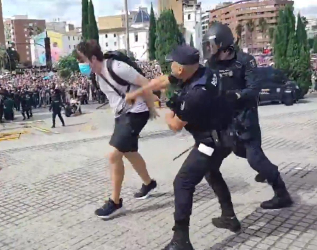 Cesar_Opinions's tweet photo. Hola @policia , ¿es legal dar porrazos en la cabeza a manifestantes pacíficos por la espalda? Pregunto. https://t.co/nYxZXUulzH