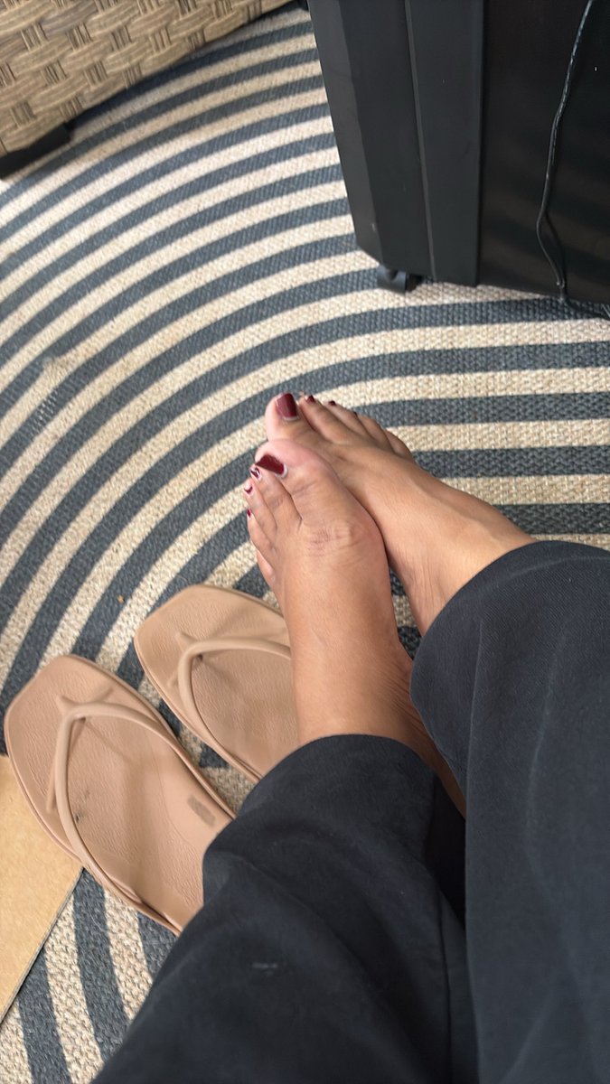 RoaslinMay's tweet photo. Definitely need to get another pedicure my poor feet https://t.co/rTonYP8ahF