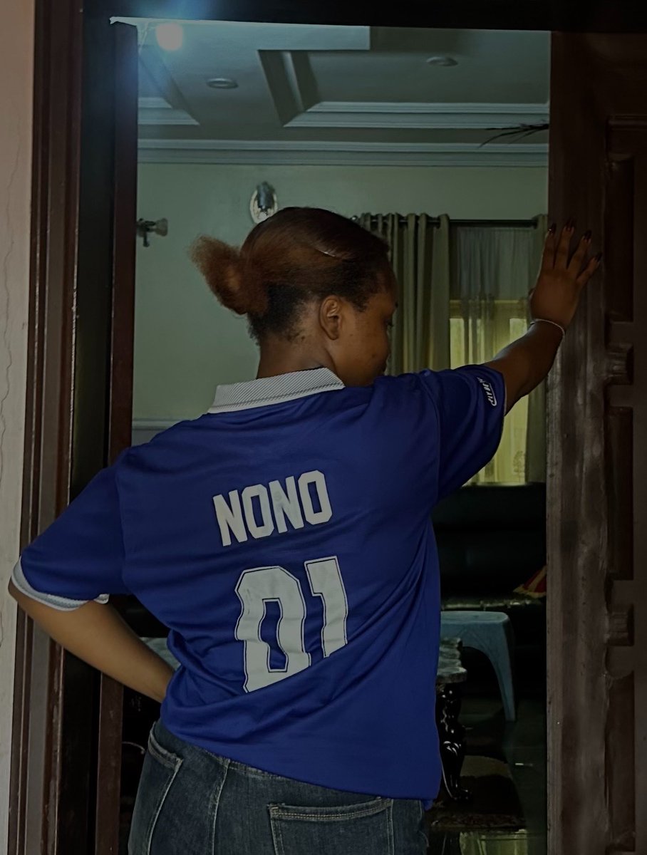 ceendeee1's tweet photo. Got my first custom jersey 🤗🤗… and it’s someone’s attempt to turn me into an arsenal fan. What should I do now😅🤔 https://t.co/RFYJcBGxQq
