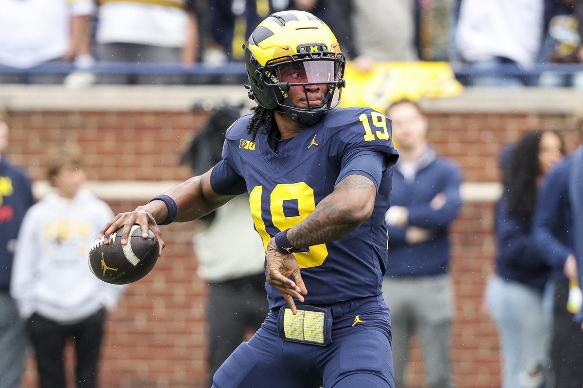 NCAAFNation247's tweet photo. Bryce Underwood is having a career day vs Minnesota 

• 55 Passing yards 0 TDs 2 INTs https://t.co/f5OW8kWB8w