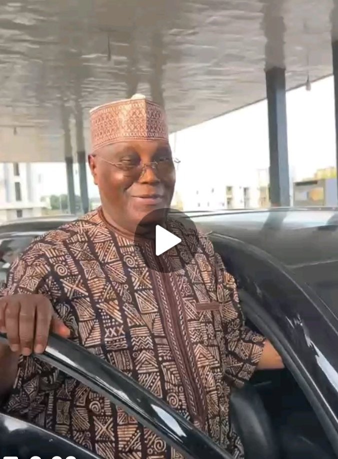 HAHayatu's tweet photo. The visit by  HE Atiku and His VP Ameachi is a PR masterstroke, the masses were really excited seeing them at the filling station.

Take you flowers 🌹🌹🌹🌹 AA https://t.co/nxCqKTh6V4