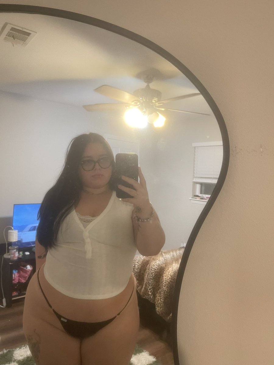 digitalwhore7's tweet photo. would you fuck a girl with a mom bod? 🙈 #snowbunny #houston #mommy https://t.co/yILFx4e3HT