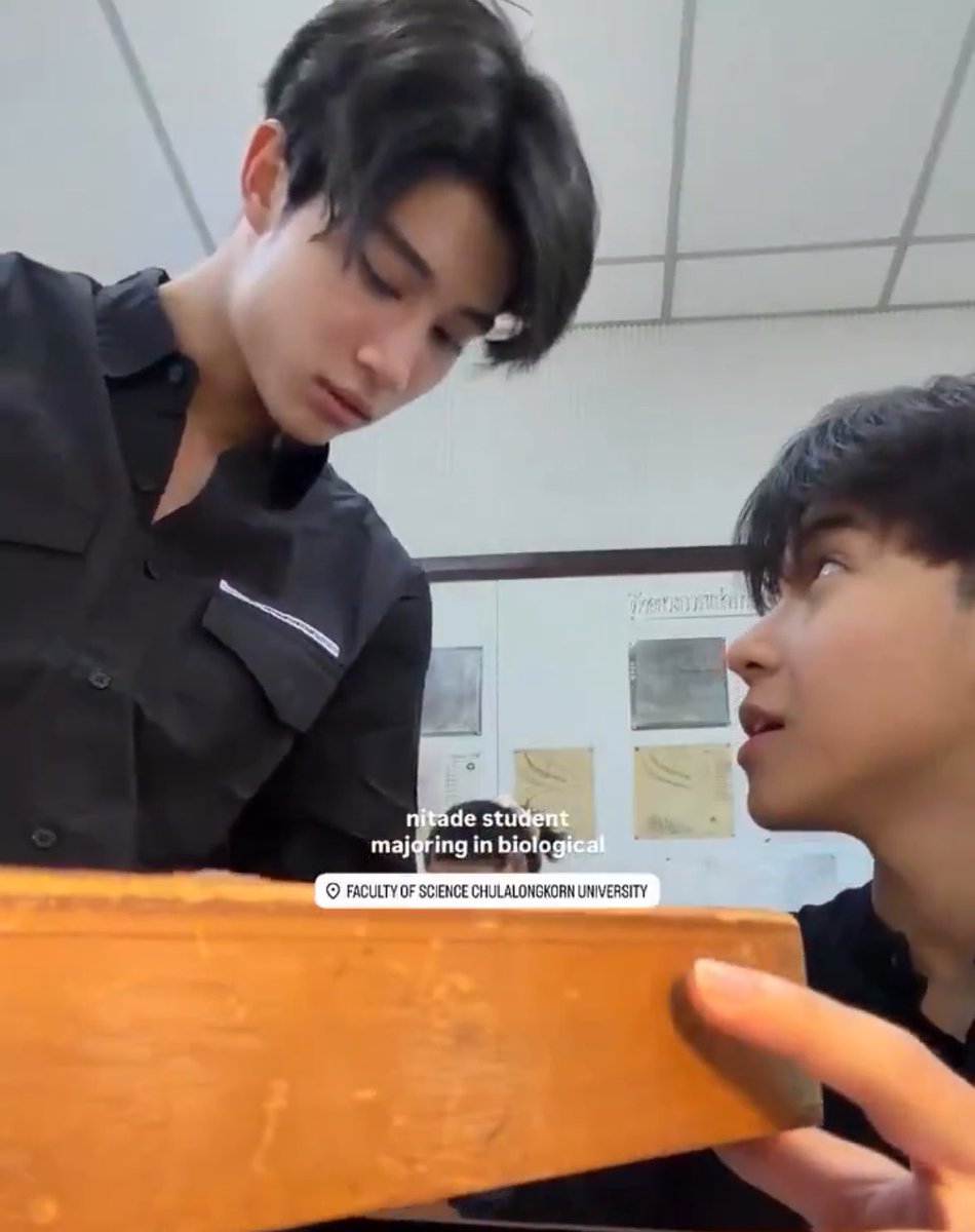 fa11inginnl0ve's tweet photo. “ องศาน่าจะต้อง��ูแลผม 
ผมน่าจะดูแลองศาไม่ได้ “ 

ที่แซว ๆ กันว่าอยู่มอองศาเป็นเมะ อาจจะเป็น fact ก็ได้นะ ยืนยันโดยเพื่อนน้อง แต่ไปมอฮีหล่อจริง ๆ แล้วในห้องเวลาตั้งใจเรียนก็คงนิ่ง ๆ สุขุม ๆ อร้าย พี่ชอบน้องธี (อีกแล้ว) 💘💘
#ongsacelcius - https://t.co/nTZsWC5tj8