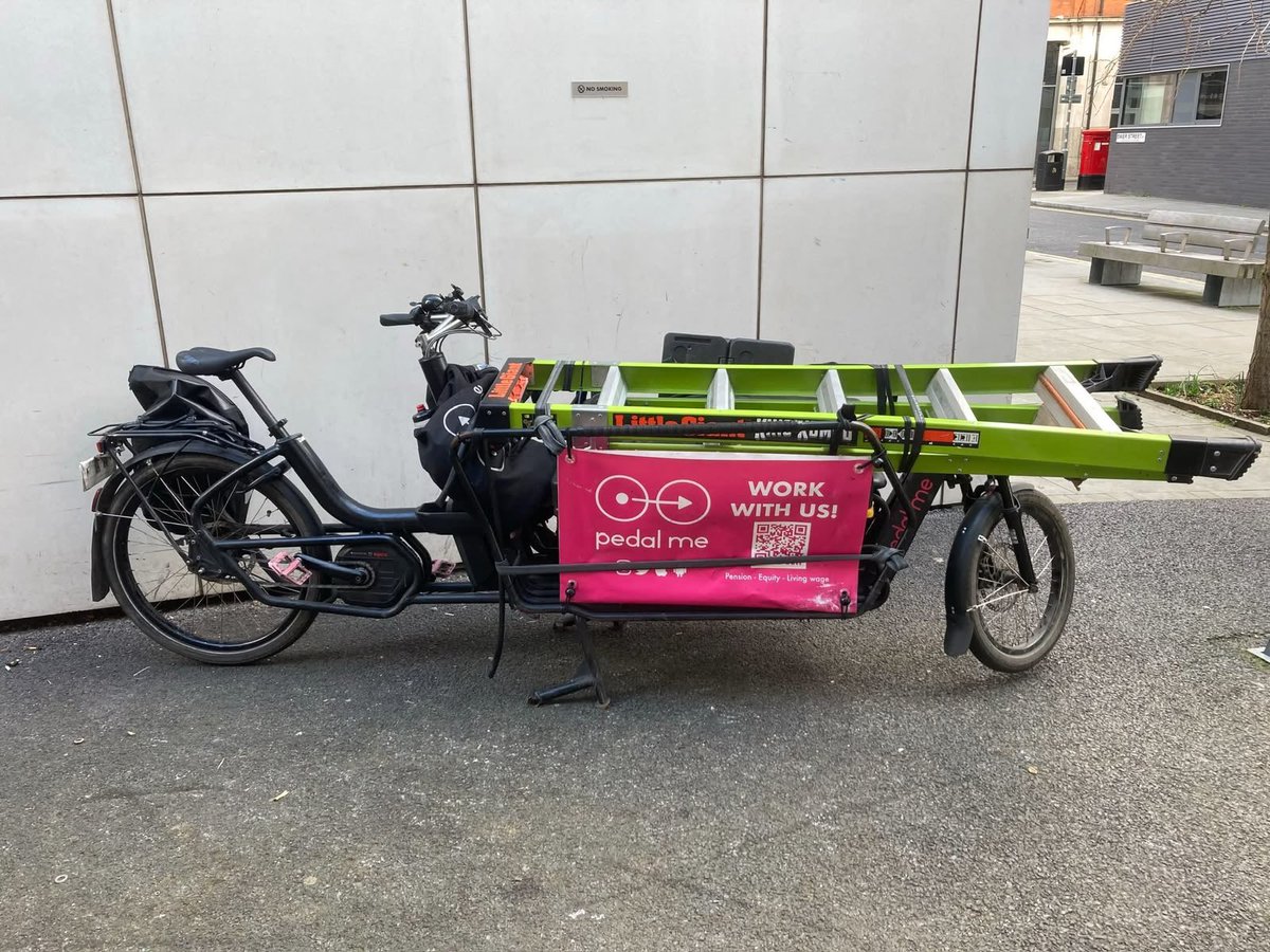 pedalmeapp's tweet photo. We have done this so many times we don’t take pictures of it any more….

Left hand side - a sparky’s step ladder (though we have carried full size ones by trailer too).

Right hand side is a ladder; 5 e-bikes; 2 folding bikes….for @FDbikes https://t.co/ybGgMu6zYm