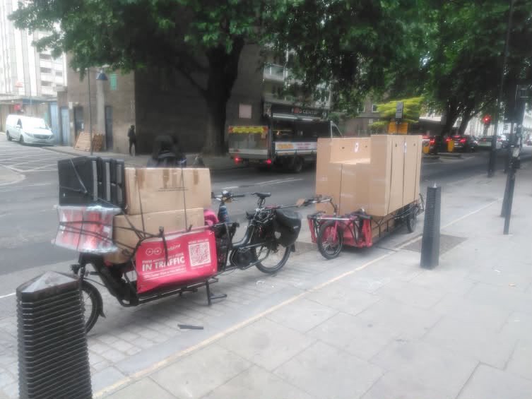 pedalmeapp's tweet photo. We have done this so many times we don’t take pictures of it any more….

Left hand side - a sparky’s step ladder (though we have carried full size ones by trailer too).

Right hand side is a ladder; 5 e-bikes; 2 folding bikes….for @FDbikes https://t.co/ybGgMu6zYm