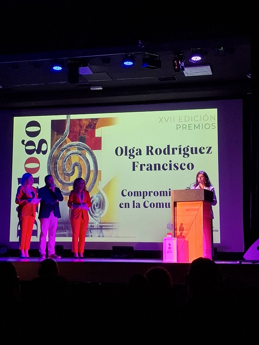 apfcyl's tweet photo. 💜 Maravilloso discurso de @olgarodriguezfr en la entrega de los Premios Diálogo de @fjpcyl. Recibió el premio al Compromiso Ético en la Comunicación el año pasado y en esta edición ha podido asistir a recoger este merecidísimo reconocimiento.

🏠 La vivienda y el Genocidio en Gaza, protagonistas de sus palabras.

🫶🏻 Enhorabuena, compañera.