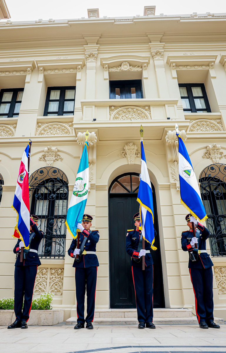 merino_monroy's tweet photo. Conmemoramos el 234° aniversario del natalicio del General Francisco Morazán, cuya vida quedó ligada a la historia y al destino de Centroamérica. Su legado permanece vigente a través de la cooperación, la integración y la fraternidad entre nuestros pueblos.

Hoy rendimos homenaje a quien defendió la unidad centroamericana como un ideal de vida. Sus restos reposan en El Salvador, tierra profundamente vinculada a su lucha y que hoy custodia su legado con respeto y dignidad.

Que este mausoleo sea un espacio para recordar nuestra historia, mantener viva la memoria de quien consagró su vida a la unión de Centroamérica y reafirmar que sus ideales siguen más vigentes que nunca.

Honor a la memoria del General Francisco Morazán.

¡Que viva Centroamérica! 🇸🇻