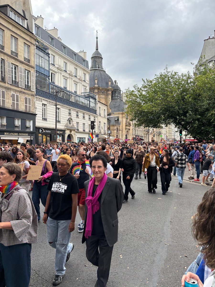 jack_lang's tweet photo. Fidèle parmi les fidèles de la Marche des fiertés depuis ses débuts, je la retrouve chaque année plus vivante, plus colorée, plus combative. Je pense à celles et ceux qui, en Iran, au Sénégal et ailleurs, sont encore persécutés, emprisonnés, parfois mis à mort.

Jack Lang

#Pride https://t.co/f1bzWzuyGP