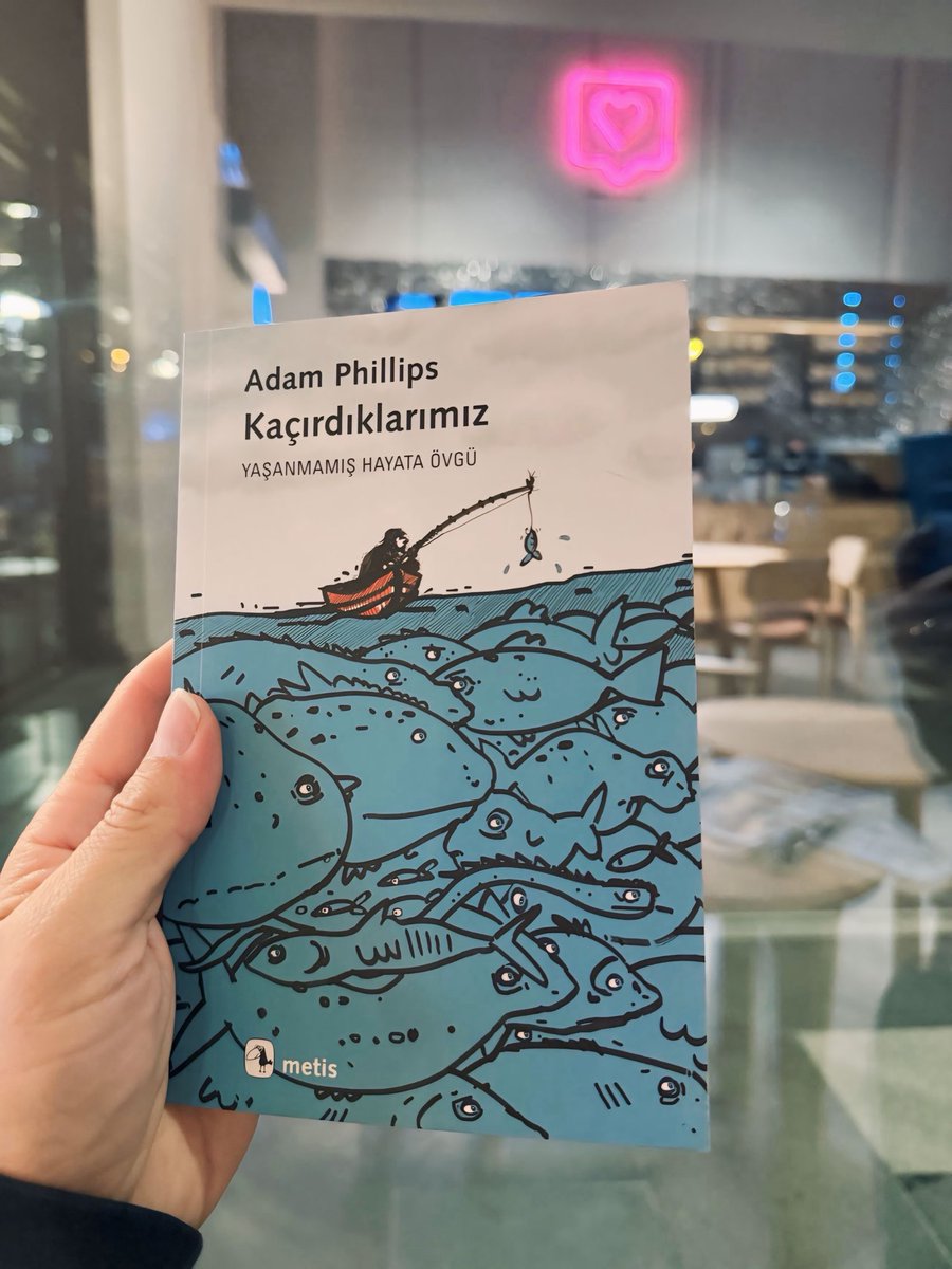 unalbingool's tweet photo. Bir okurun en büyük yanılgısı bitmemiş bir kitap üstüne başlanan kitabın bitirileceği düşüncesi ki ben bunun en Nadide örneklerinden olabilirim.☺️ #sıcakkenbaşlamalı https://t.co/tINzB6jlvB
