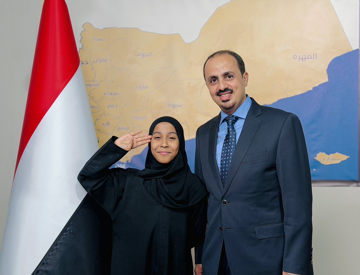 ERYANIM's tweet photo. التقيت اليوم بالابنة العزيزة، الطفلة فاطمة محمد، التي بكت فرحاً بفوز منتخب اليمن، وأبكتنا معها.

قلت لها: رأينا في دموعك فرحة اليمني حين يرى علم بلاده يرتفع، ويسمع اسم اليمن يُردد.. كنت يا فاطمة صوتاً لملايين اليمنيين الذين يحبون وطنهم ويحلمون أن يروه آمناً مستقراً مزدهراً.

افرحي يا فاطمة واحلمي.. فاليمن الذي رأيتِه منتصراً في الملعب، سيعود بإذن الله منتصراً في ميادين الحياة كلها 
✌🏻🇾🇪