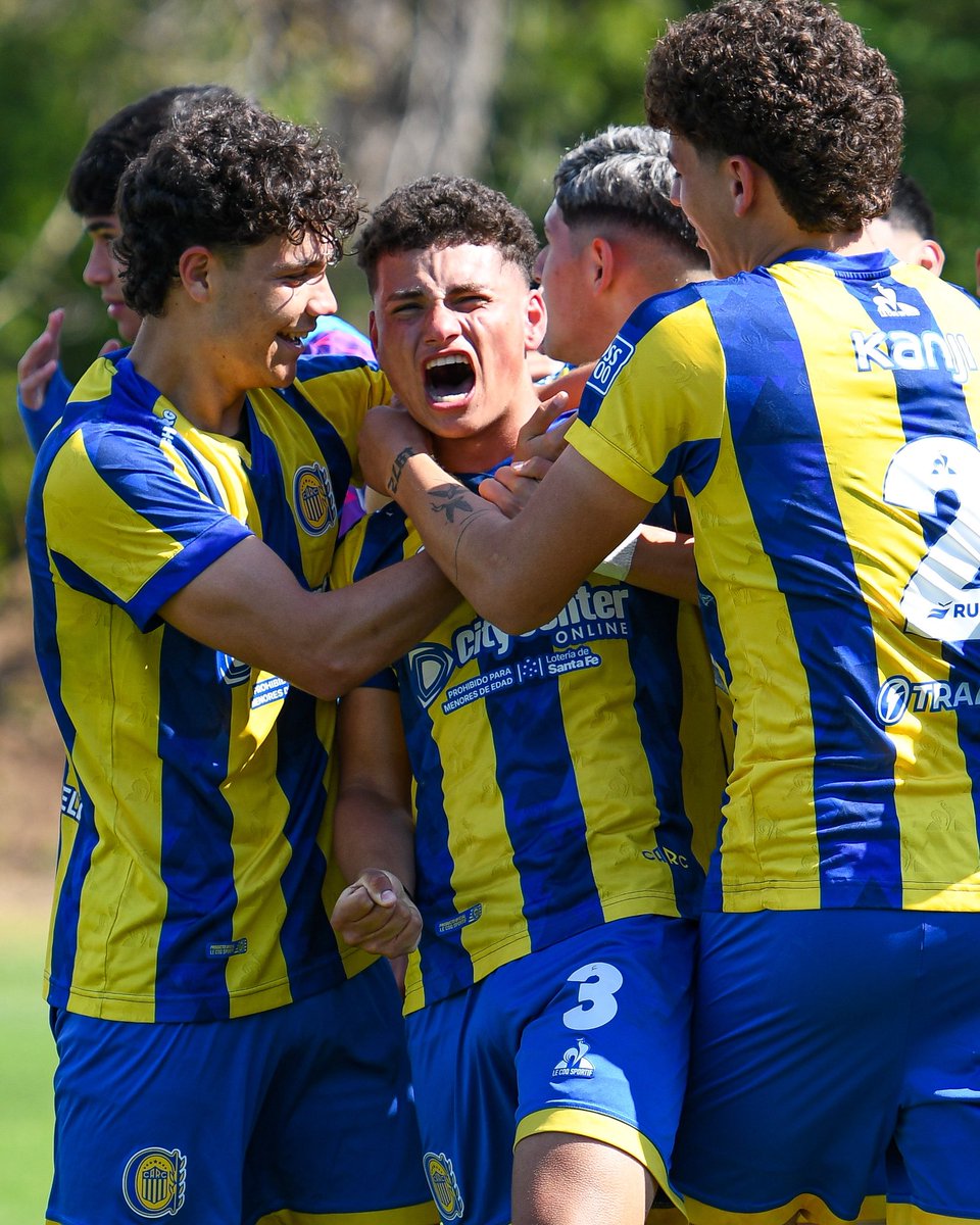 RosarioCentral's tweet photo. 🇺🇦⚽️ #JuvenilesLPF | ¡Jornada Clásica positiva! 🤷🏻

#RosarioCentral sumó 12 unidades (Newell’s, 3) y se mantiene puntero en la tabla general.

🏟️ Predio Ciudad Deportiva
4ta: Rosario Central 0-0 Newell’s
5ta: Rosario Central 2-1 Newell’s (Stagnari y Pavoni)
6ta: Rosario Central 3-0 Newell’s (Ríos, Riotort y Martínez) 

🏟️ Predio Bella Vista
7ma: Newell’s 2-2 Rosario Central (Moreyra y Grando)
8va: Newell’s 0-2 Central (Billordo y Sosa)
9na: Newell’s 0-0 Rosario Central

#VamosLosPibes 🇺🇦💪🏼