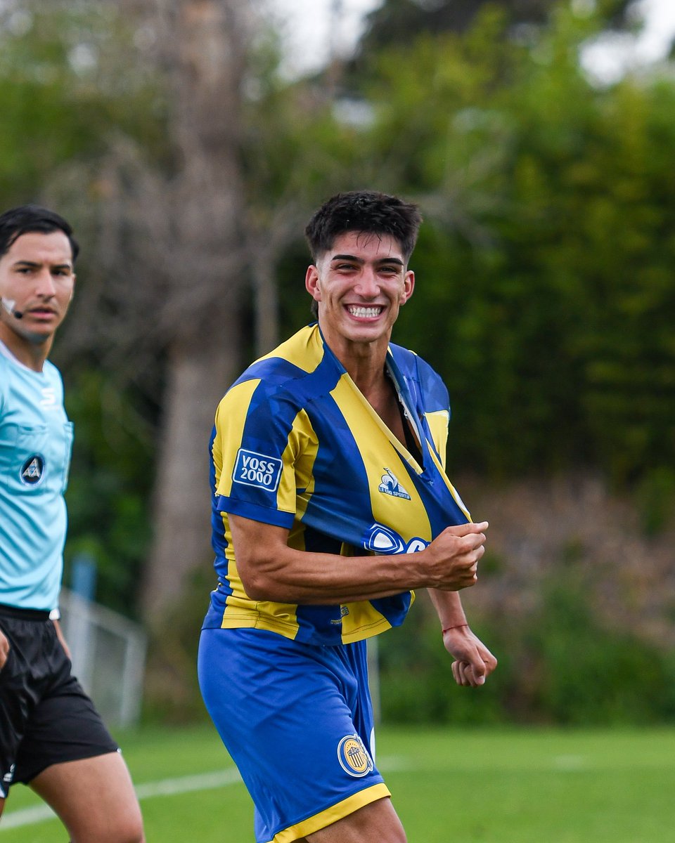 RosarioCentral's tweet photo. 🇺🇦⚽️ #JuvenilesLPF | ¡Jornada Clásica positiva! 🤷🏻

#RosarioCentral sumó 12 unidades (Newell’s, 3) y se mantiene puntero en la tabla general.

🏟️ Predio Ciudad Deportiva
4ta: Rosario Central 0-0 Newell’s
5ta: Rosario Central 2-1 Newell’s (Stagnari y Pavoni)
6ta: Rosario Central 3-0 Newell’s (Ríos, Riotort y Martínez) 

🏟️ Predio Bella Vista
7ma: Newell’s 2-2 Rosario Central (Moreyra y Grando)
8va: Newell’s 0-2 Central (Billordo y Sosa)
9na: Newell’s 0-0 Rosario Central

#VamosLosPibes 🇺🇦💪🏼
