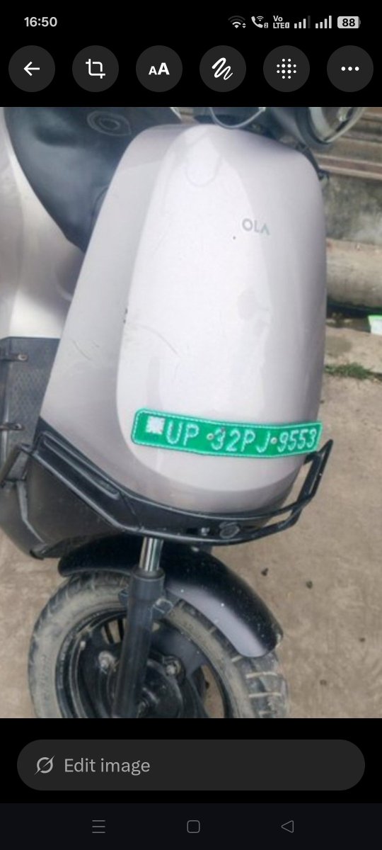 Satish63032916's tweet photo. Maam please meri help kar degiye .meri ola scooty 1.5 mahine se ola bhitauli center Lucknow me kdi...maam mai student hoo..maine apne dosto se udhar lekar scooty li thi..ab ola wale kuch bhi reply nhi de rhe h na koi help kar rhe h..maam please help me 
@inidhikhare @OlaElectric https://t.co/EYAeSJNW1F