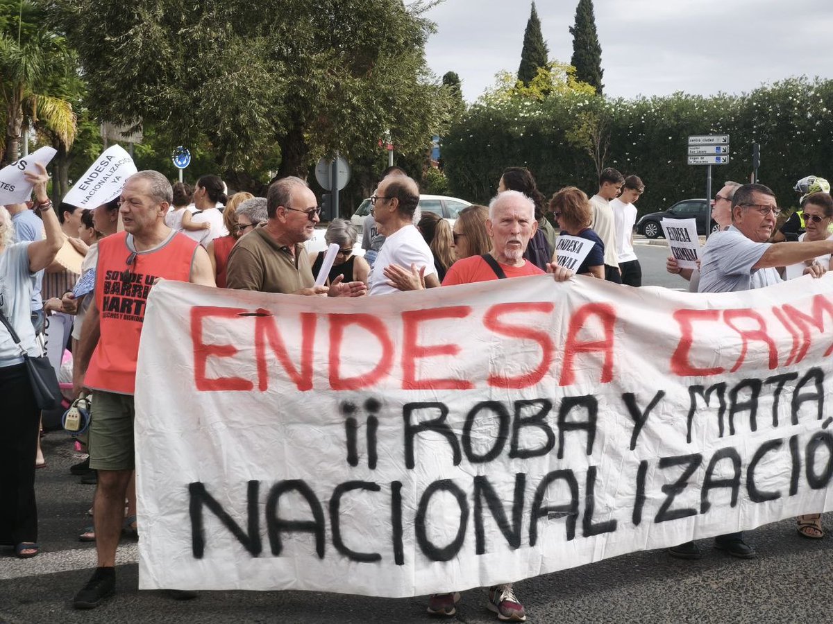 SusanaHornillo's tweet photo. Miles de hogares de Sevilla siguen sin poder hacer vida normal por los cortes de luz que sufren desde hace años. Y lo peor es que su Ayuntamiento no hace nada para protegerlos de Endesa.

Un día más, con la gente que vive y sufre Sevilla en su legítima protesta. https://t.co/OWLvooiWy2