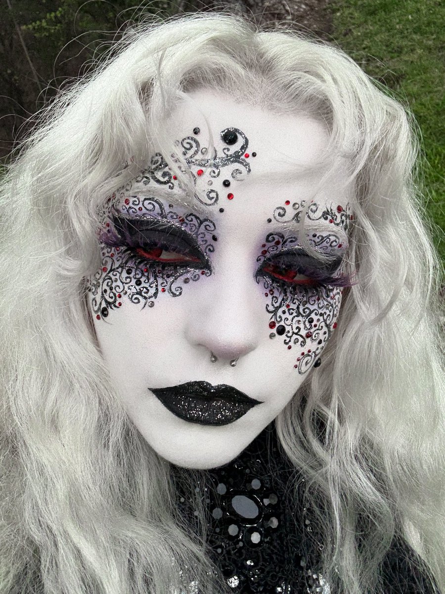 kreepykarly's tweet photo. more detailed pic of my look :)) https://t.co/Wl7TZRpefr