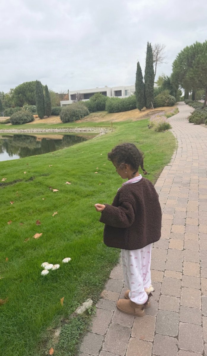 geogina27's tweet photo. Paseo en pijama es bien 😍❤️ https://t.co/ra27whujqR