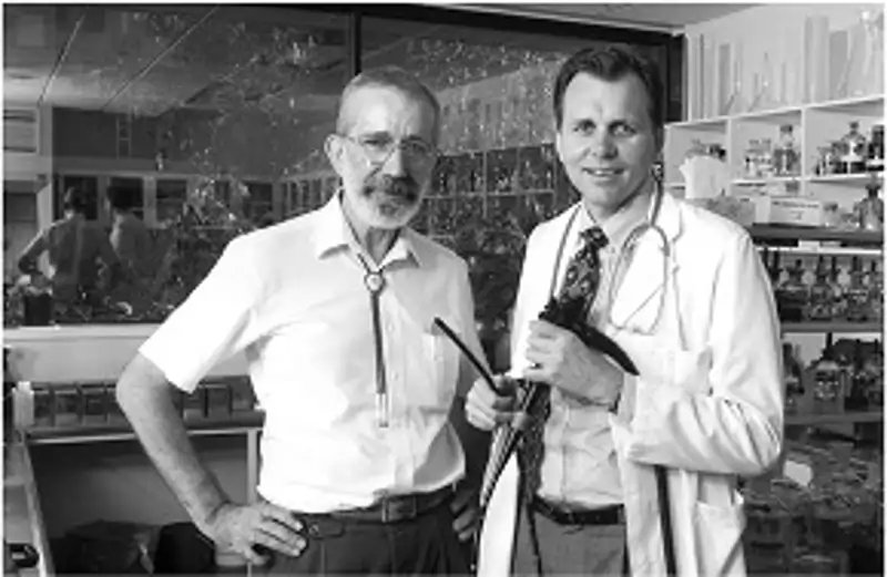 cateterdoblej's tweet photo. El 03/10/2005, los médicos australianos Barry Marshall y Robin Warren recibieron el Premio Nobel de Fisiología o Medicina por descubrir que la bacteria Helicobacter pylori causa la mayoría de las úlceras gástricas y duodenales. Su hallazgo se enfrentó inicialmente a un enorme escepticismo: muchos médicos consideraban improbable que una bacteria pudiera sobrevivir en el ambiente extremadamente ácido del estómago.

Marshall decidió entonces llevar su hipótesis hasta las últimas consecuencias. En 1984, después de comprobar que no conseguía demostrarla con los métodos convencionales, bebió deliberadamente un cultivo de H. pylori preparado a partir de un paciente. Días después comenzó a presentar náuseas, vómitos y molestias gástricas y, mediante una endoscopia, se comprobó que había desarrollado una gastritis. Posteriormente recibió antibióticos y la infección desapareció.

Aquel insólito autoexperimento no demostraba por sí solo que la bacteria causara las úlceras, pero proporcionó una evidencia decisiva que ayudó a impulsar una nueva explicación de la enfermedad. Años después, Marshall y Warren recibirían el Nobel por una investigación que transformó para siempre el tratamiento de las úlceras: de una enfermedad que podía requerir tratamientos prolongados a una infección que podía curarse con antibióticos.