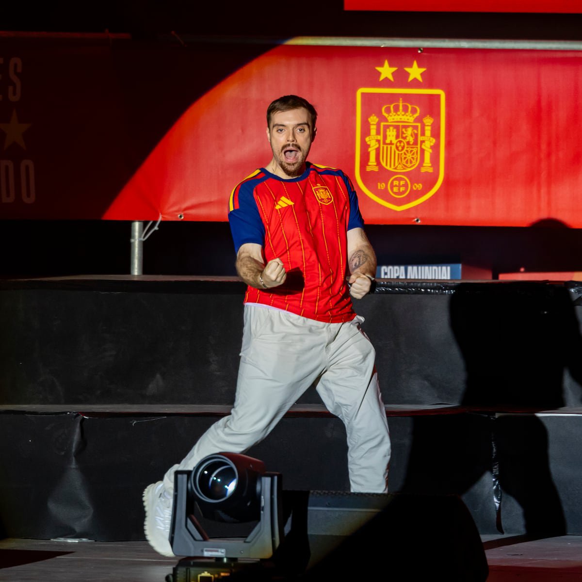 _JSF_17's tweet photo. @josekun10 Callate anda muerto, lo llevan para celebrar la Eurocopa y el Mundial no lo van a llamar para jugar al juego con el que el reventó internet jugando con futbolistas... 

Has visto 4 gilipollas diciendo eso y quieres rascar 200 me gustas repitiéndolo. Vaya pringado. https://t.co/H8YGCdEu70