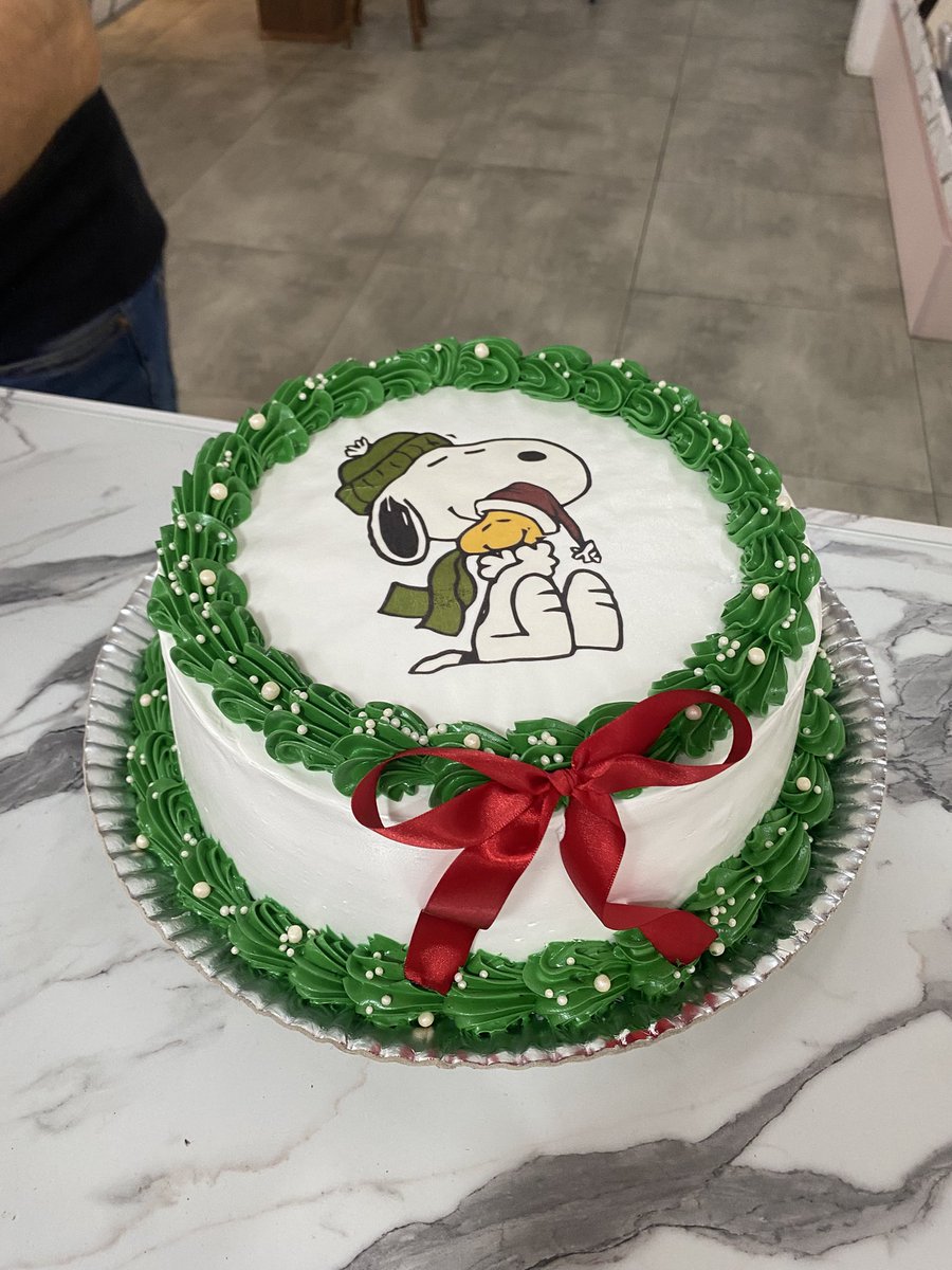 coelhemo's tweet photo. amanhã eh meu aniversário!! e tb vai ser natal 🎄 conheçam minha torta que eu acabei de buscar https://t.co/DITNKyqmq9