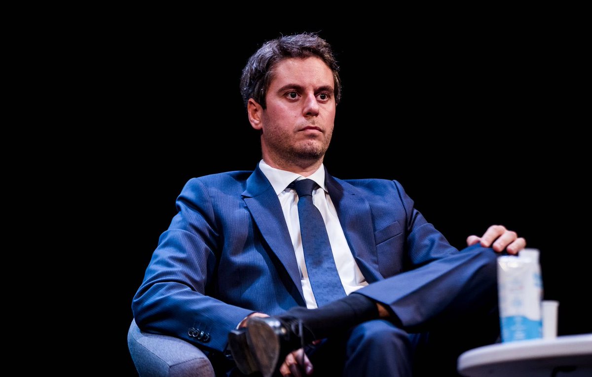 LBleuBlancRouge's tweet photo. 🔴😳 « Il faut une coalition qui aille des électeurs de Raphaël Glucksmann à ceux de la droite républicaine. »

Gabriel Attal propose ce soir dans @le_Parisien une primaire allant de la droite LR .. jusqu’à la gauche sociale-démocrate de Raphaël Glucksmann. 

Nous ou le chaos.. Voilà ce que c’est l’extrême-centre. Un parti unique.. ils en rêvent..😳