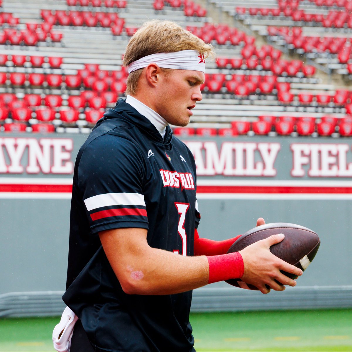 LouisvilleFB's tweet photo. Locked in 🔒

#GoCards https://t.co/tikOWz6Als