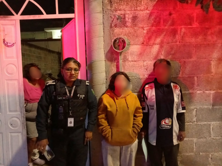 GobAtizapan's tweet photo. En Atizapán se brindó apoyo para localizar a una persona con discapacidad que se encontraba reportada como desaparecida desde el pasado 14 de septiembre.

Tras su localización, fue entregada a sus familiares en el municipio de Ecatepec. https://t.co/tUcQmPYUhi