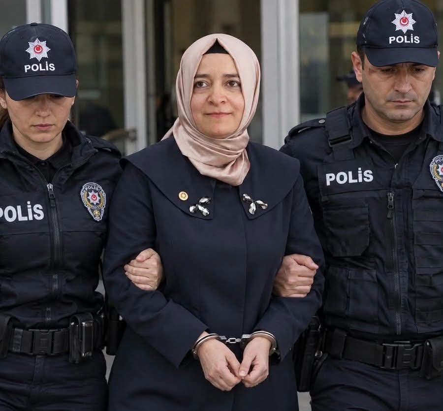08tomris's tweet photo. AKP’li siyasetçi; “ yoksuzluğa bulaşan oğlum bile olsa Watsapp grubundan çıkartmakta zerre tereddüt etmeyiz”🤣🤣🤣 https://t.co/t6Y9G80iJv