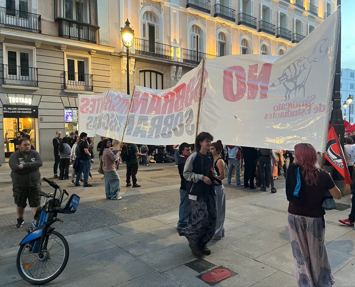 722esp's tweet photo. Vengo de darme una vuelta por la Puerta del Sol.

Desglose demográfico: 2/3 niñatas, el resto panchomoronegros de metro sesenta, milenials canosos con panza, charos y varios travelos.

Ni uno solo que tenga ni media hostia, cantando “Aquí están los antifascistas” jaja https://t.co/meK6DK7QXd