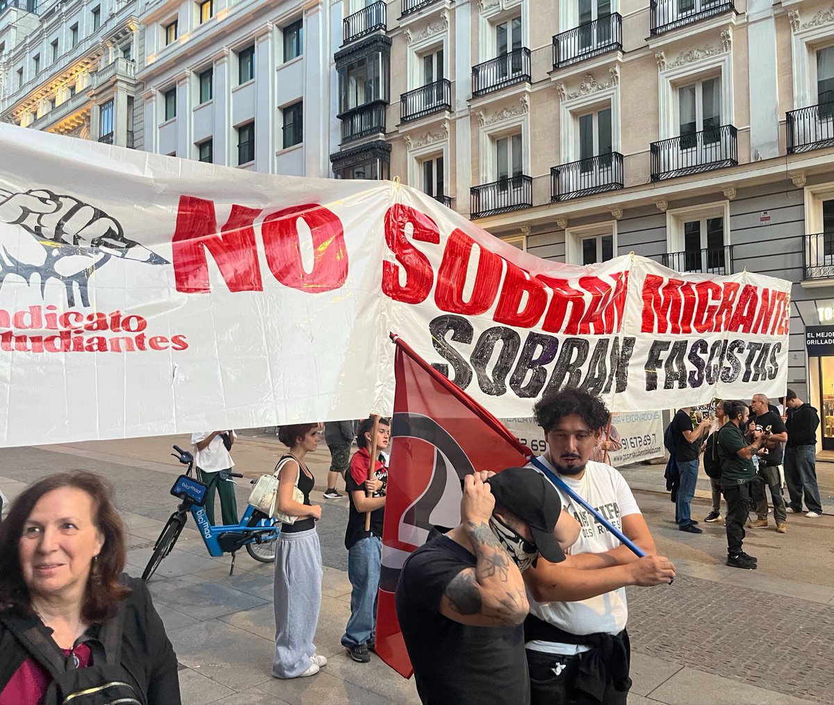 722esp's tweet photo. Vengo de darme una vuelta por la Puerta del Sol.

Desglose demográfico: 2/3 niñatas, el resto panchomoronegros de metro sesenta, milenials canosos con panza, charos y varios travelos.

Ni uno solo que tenga ni media hostia, cantando “Aquí están los antifascistas” jaja https://t.co/meK6DK7QXd