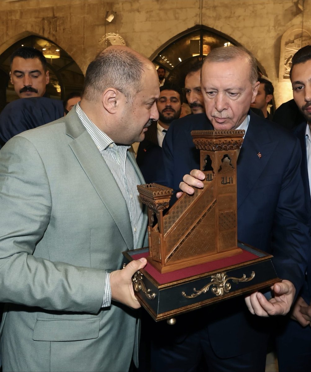 sanliurfabld's tweet photo. 🇹🇷 Kadim medeniyet mirasımızdan anlamlı bir hediye…

Şanlıurfa Büyükşehir Belediye Başkanımız Mehmet Kasım Gülpınar, Nureddin Zengi tarafından 1168-1169 yıllarında Mescid-i Aksa için Halep’te yaptırılan ve Kudüs’ün 1187 yılında fethinin ardından Selahaddin Eyyubi tarafından Mescid-i Aksa’ya yerleştirilen tarihi minberin, özel olarak hazırlanmış minyatürünü Cumhurbaşkanımız Sayın Recep Tayyip Erdoğan’a hediye etti.

Asırlık medeniyet mirasımızın önemli sembollerinden birinin minyatürünü, kadim Şanlıurfa’mızdan Sayın Cumhurbaşkanımıza takdim etmekten büyük bir memnuniyet duyuyoruz.

Şanlıurfa’dan Kudüs’e uzanan kadim bir miras… 🇹🇷