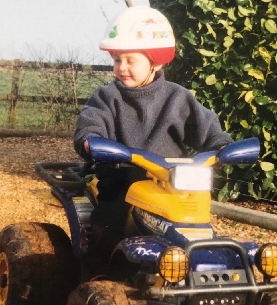 Hanni_6381's tweet photo. THIS IS THE CUTEST PIC OF BABY GEORGE EVER OMG https://t.co/iNh8zB3FBx