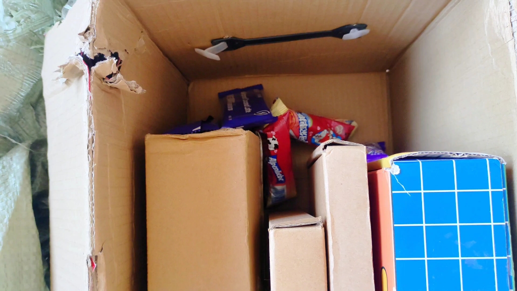 SaundraFaiyqf's tweet photo. Por fin llegó mi paquete!  Abrir esta caja me tiene superemocionado, ya veré qué sorpresas trae dentro. https://t.co/nLm7WANF02