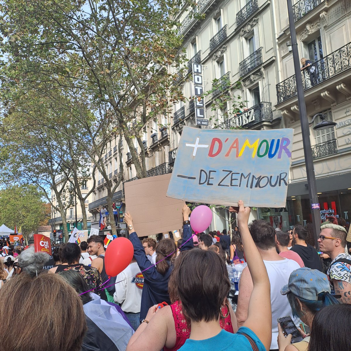 BenjaminMallo's tweet photo. A la marche des Fiertés aujourd'hui pour un monde meilleur demain 🌈 #MarcheDesFiertés #Pride https://t.co/b3yQYmsnCe