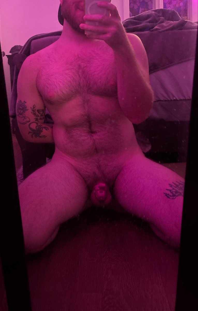 acecaged's tweet photo. Pretty in pink 💝 day 3 #locktober https://t.co/bhiw1tntQ5