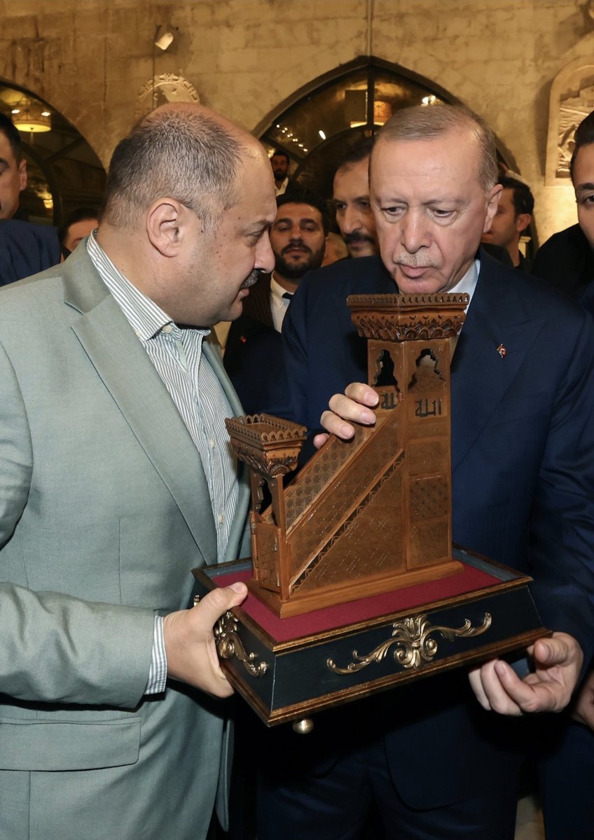 tutuncumeh's tweet photo. Kudüs'ün fethine uzanan kutlu yolculuğun manevi izleri, Şanlıurfa'nın kadim toprakları Harran'da saklıdır.

Tarihi kaynaklarda ve bölgede nesilden nesile aktarılan anlatılarda, Nureddin Zengi ile Selahaddin Eyyubi'nin, devrin büyük mutasavvıflarından Şeyh Hayat el-Harrani'yi ziyaret ederek duasını ve manevi desteğini aldıkları aktarılır. Bu anlatılara göre Hayat el-Harrani, Nureddin Zengi'ye Kudüs'ün bir gün yeniden fethedileceğini müjdelemiştir.

Bu manevi işaretin ardından Nureddin Zengi, Kudüs henüz Haçlı işgali altındayken Mescid-i Aksa için eşsiz bir minber yaptırmış; ancak ömrü Kudüs'ün fethini görmeye yetmemiştir. Yıllar sonra Selahaddin Eyyubi, 1187 yılında Kudüs'ü fethederek Nureddin Zengi'nin yıllar önce hazırlattığı bu minberi Mescid-i Aksa'ya yerleştirmiştir.

Böylece Harran'da bir gönül sultanının duasıyla manevi destek bulan fetih mücadelesi, Kudüs'te tarihi bir karşılık bulmuş; Urfa'dan Mescid-i Aksa'ya uzanan bu hikaye, inancın, sabrın ve nesiller boyu taşınan büyük bir idealin unutulmaz nişanesi olmuştur.

Yüzyılları aşarak günümüze ulaşan bu güçlü hatıra, Şanlıurfa'da anlamlı bir takdimle yeniden hayat buldu. Şanlıurfa Büyükşehir Belediye Başkanımız Sayın Mehmet Kasım Gülpınar, TEKNOFEST dolayısıyla şehrimize teşrif eden Sayın Cumhurbaşkanımıza, Mescid-i Aksa'daki tarihi minberin kündekari ahşap sanatçısı Ayhan Çiçek tarafından hazırlanan minyatürünü takdim etti. Böylece Harran'dan Kudüs'e uzanan tarihi ve manevi bağ, geçmişten bugüne taşınan anlamlı bir eserle bir kez daha görünür kılındı.