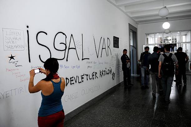 dunydanmltf210's tweet photo. İTÜ Madencilik Mühendisliği öğrencileri Soma katliamını protesto etmek için fakülte işgali eylemi gerçekleştiriyor. 

2014 https://t.co/HJeN50o0QI
