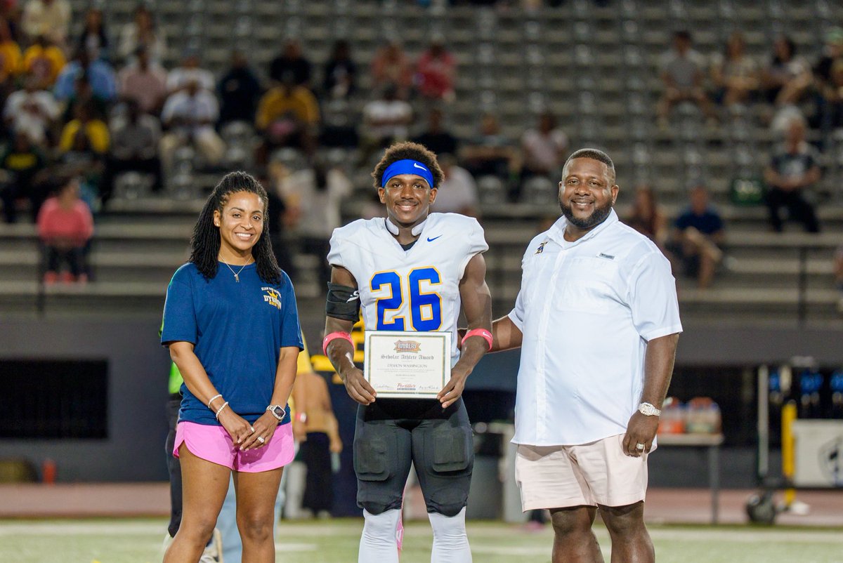 SrDyShon's tweet photo. HUGE Thanks to @AmericanRivalry &amp; @portilloshotdog for Awarding @JrDyshon its Scholarship Athlete Award last night. https://t.co/8ykZdrese6