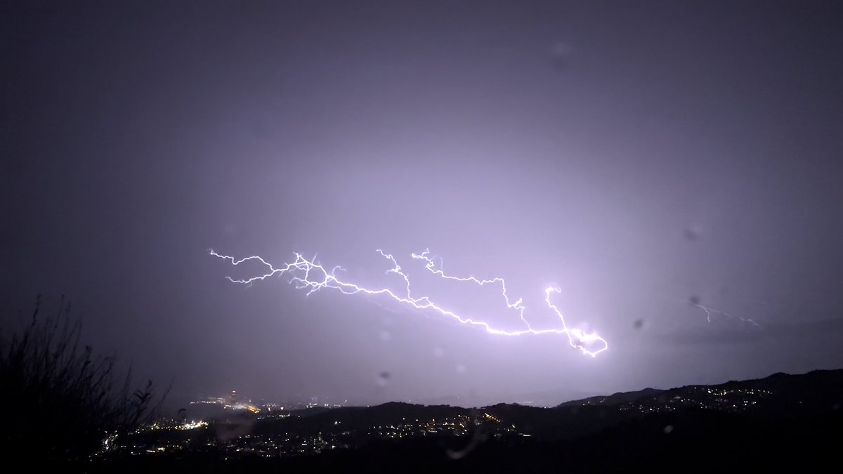 rickycomas's tweet photo. Espectacular pluja de llamps vist des d’#alella !!!
#barcelona #llamps
@meteocat @3CatInfo @3CatInfoelTemps https://t.co/mbKnVLeFY7