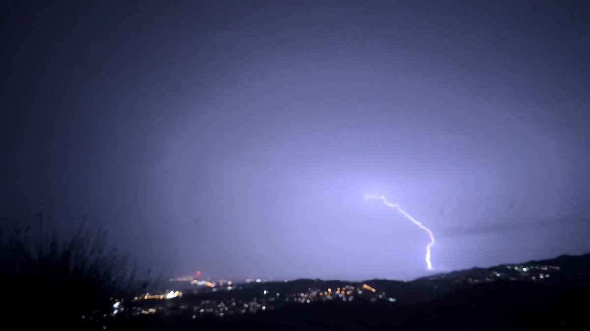 rickycomas's tweet photo. Espectacular pluja de llamps vist des d’#alella !!!
#barcelona #llamps
@meteocat @3CatInfo @3CatInfoelTemps https://t.co/mbKnVLeFY7