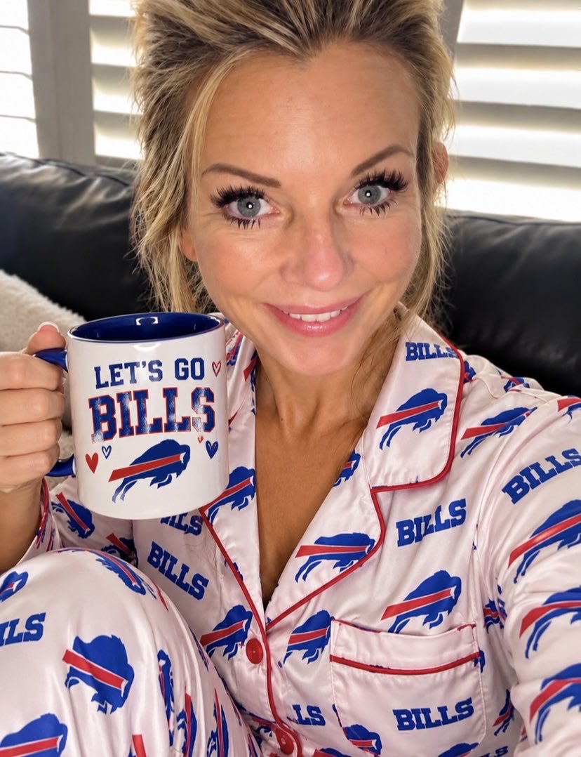 NaughtyAlaya's tweet photo. It’s a Buffalo Bills kind of Jammie day while doing chores lol. 

What are you up too? Enjoying me? Love you all. https://t.co/nDfRaKWMha