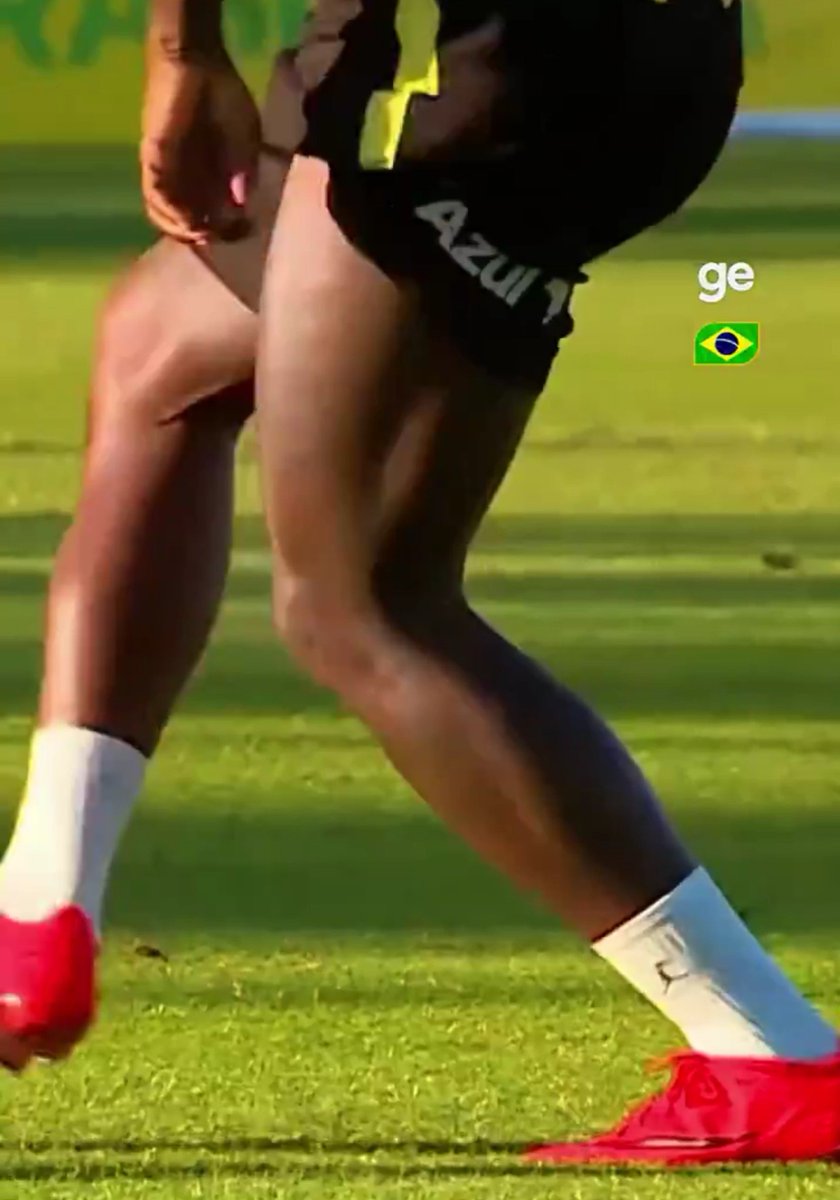 MemesDelMijinOr's tweet photo. Sin lugar a dudas estamos ante la mayor suplantación de una persona en el mundo.
Aunque sea era que le hagan un par de tatuajes en la pierna al impostor ☹️

Vinicius Jr 2025 // Vinicius Jr 2026 https://t.co/3ChkE8JV1v