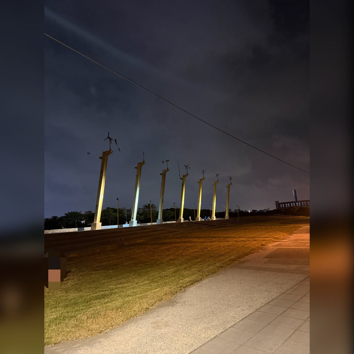 _Ethan__96's tweet photo. 今天跑來高雄吃刁民
果不其然，兩個都吃不多的人，最後還是沒吃完😂
但不得不說，整體真的滿好吃的，很開胃，炸魚皮也意外好吃。

吃完沒有特別安排下一站
就跑來旗津風車公園走走、吹吹風。

兩個人走著走著，又開始了一段熟悉的對話：

「所以等等要去哪？」
「不知道啊」
「我也不知道😂」

正當我們兩個都沒想法的時候，
突然遇到好心人士邀約去酒吧唱歌聊天。

第一次見面其實有點緊張，
畢竟完全不認識，多少還是會有點拘謹，
希望不要介意。

但坐下來聊開之後，
發現大家都很好相處。

謝謝今晚的相遇，
也謝謝你們的熱情招待。
第一次見面就這麼nice，真的很難得☺️