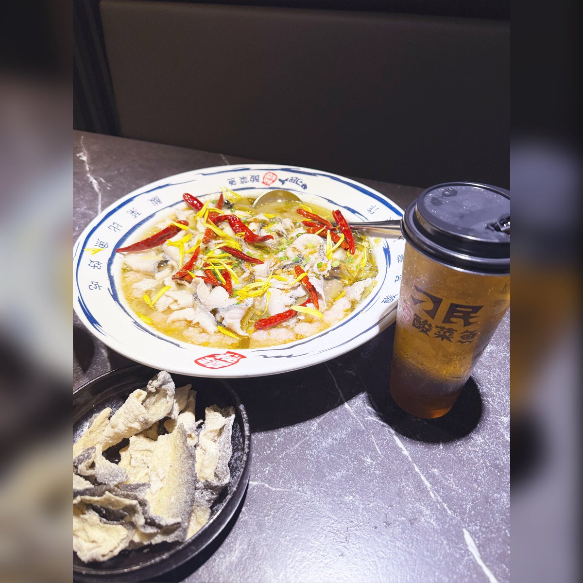 _Ethan__96's tweet photo. 今天跑來高雄吃刁民
果不其然，兩個都吃不多的人，最後還是沒吃完😂
但不得不說，整體真的滿好吃的，很開胃，炸魚皮也意外好吃。

吃完沒有特別安排下一站
就跑來旗津風車公園走走、吹吹風。

兩個人走著走著，又開始了一段熟悉的對話：

「所以等等要去哪？」
「不知道啊」
「我也不知道😂」

正當我們兩個都沒想法的時候，
突然遇到好心人士邀約去酒吧唱歌聊天。

第一次見面其實有點緊張，
畢竟完全不認識，多少還是會有點拘謹，
希望不要介意。

但坐下來聊開之後，
發現大家都很好相處。

謝謝今晚的相遇，
也謝謝你們的熱情招待。
第一次見面就這麼nice，真的很難得☺️