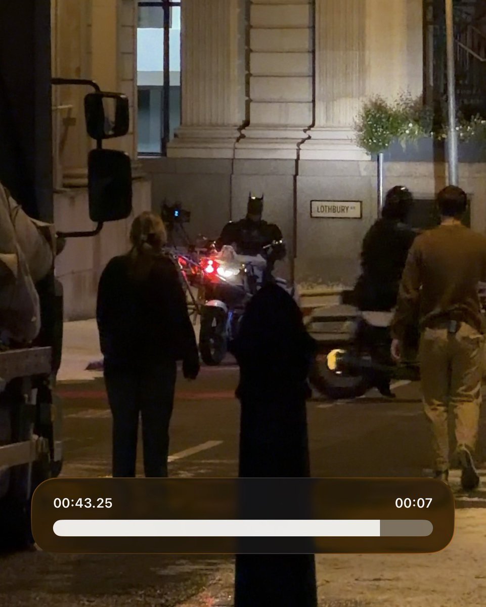 robymav_'s tweet photo. Filming #TheBatman at Bank of England tonight. #london https://t.co/VubBL5SW2Z